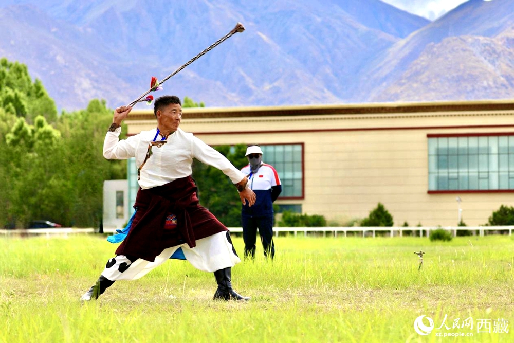 參賽選手在拉薩首屆農(nóng)牧民運(yùn)動(dòng)會(huì)上進(jìn)行“古朵”比賽（“古朵”指的是用牦牛毛或者山羊毛編織成的拋石繩，可以將石頭投擲到較遠(yuǎn)的地方，是牧民們用來放牧的工具）。